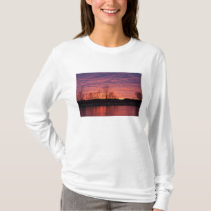 Camiseta Pôr do sol brilhante reflete no rio Calamus
