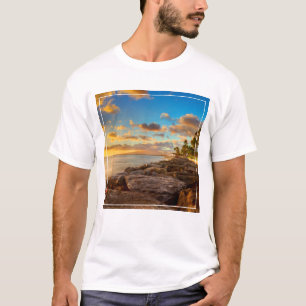 Camiseta Por do sol do oceano sobre as rochas e a palma  