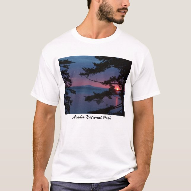 Camiseta Por do sol sobre a ilha de deserto do Mt. (Frente)