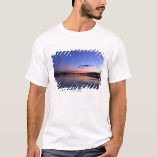 Camiseta Por do sol sobre o lago Wabamun com grama