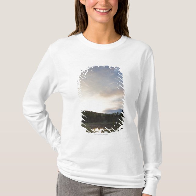 Camiseta Por do sol sobre uma lagoa enevoada (Frente)