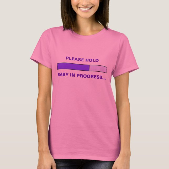 Camiseta Por favor, espere, bebê em progresso (Frente)