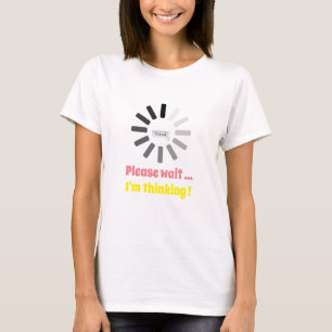 Camiseta Por favor, espere, estou pensando em tendências pe