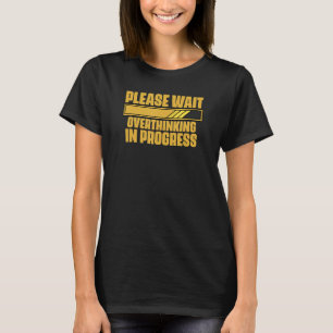 Camiseta Por Favor, Espere O Pensamento Excessivo Em Curso,
