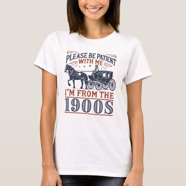 Camiseta Por favor, seja paciente comigo, sou dos anos 1900 (Frente)