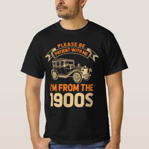 Camiseta Por Favor Seja Paciente Eu Sou Dos Anos 1900