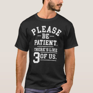 Camiseta Por favor, seja paciente. Há uns 3 de nós.