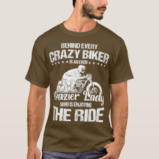 Camiseta Por Trás De Cada Biker Louco É Uma Mulher Ainda Ma