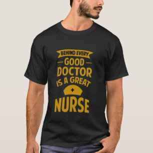 Camiseta Por trás de cada bom médico está um grande herói e