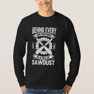 Camiseta Por trás de cada bom Woodturner está uma pilha de