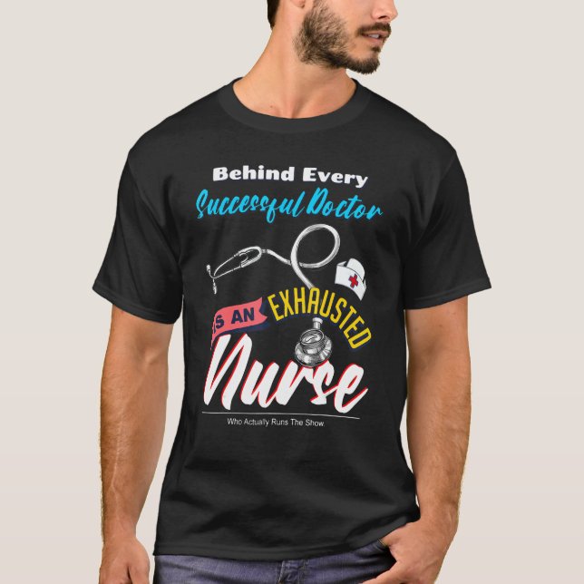 Camiseta Por Trás De Cada Médico Bem-Sucedido Está Um Nur E (Frente)
