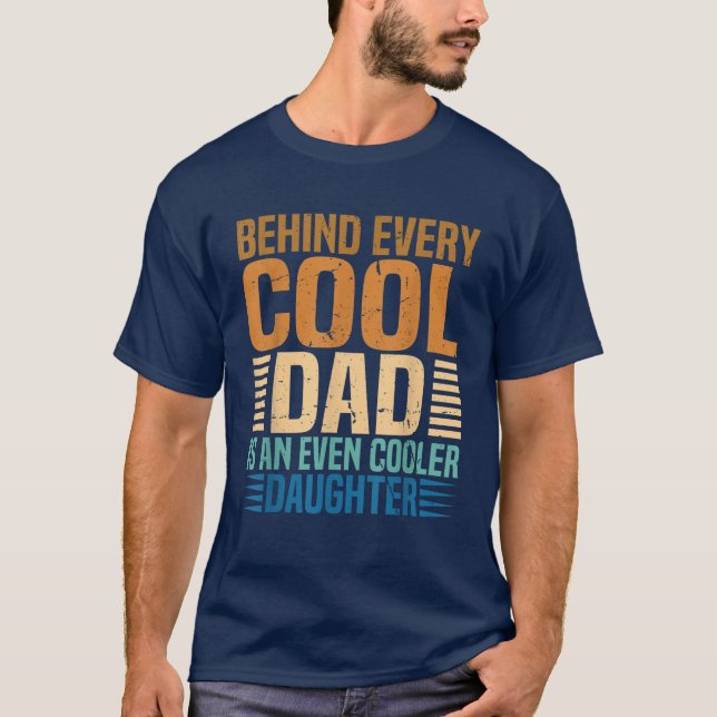 Camiseta Por Trás De Cada Pai Legal Está Uma Filha Ainda Ma (Frente)