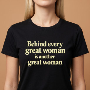 Camiseta Por trás de toda grande mulher há outra grande mul