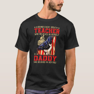 Camiseta Por trás de toda grande professora que acredita em