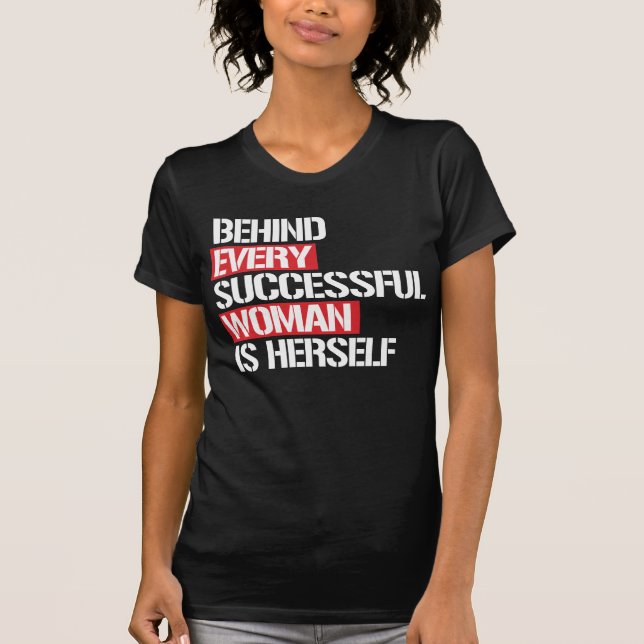 CAMISETA POR TRÁS DE TODAS AS MULHERES BEM-SUCEDIDAS ENCONT (Frente)