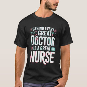 Camiseta Por trás de todo grande médico há uma grande enfer