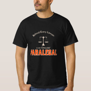 Camiseta Por trás de todos os advogados está um paralegal e