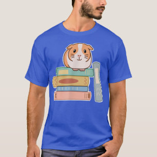 Camiseta Porco guineense sentado no topo de uma pilha de li