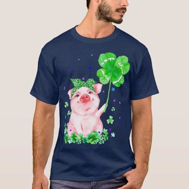 Camiseta Porco Segurando Shamrock Stars Dia de São Patrício (Frente)