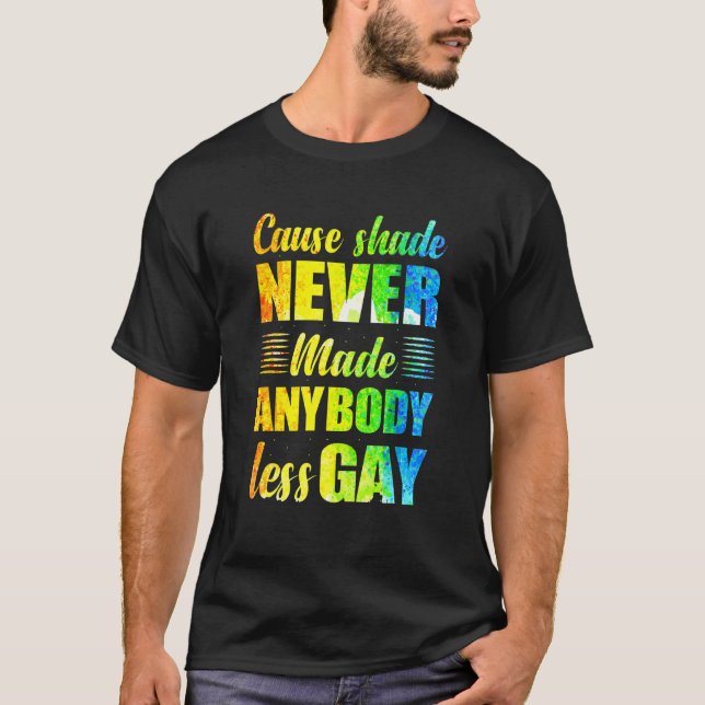 Camiseta Porque a sombra nunca fez ninguém menos Gay (Frente)