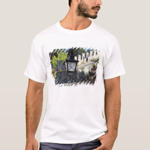 Camiseta Portugal, Obidos. Poste de iluminação de ferro e s