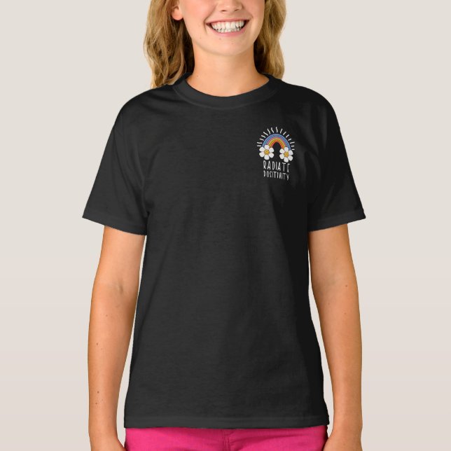 Camiseta Positividade radiada | Arco-Íris e flores colorida (Frente)