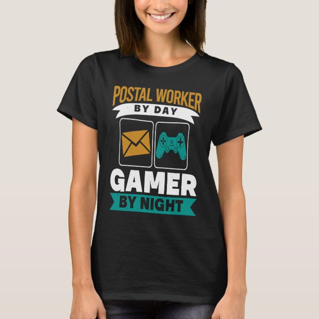 Camiseta Postal Worker By Day Gamer By Night Mailman Gaming (Frente)