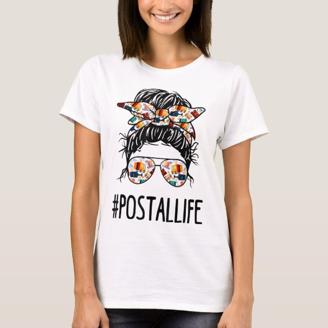 Camiseta Postallife Messy Bun Mail Carrier Mães do Empregad (Frente)