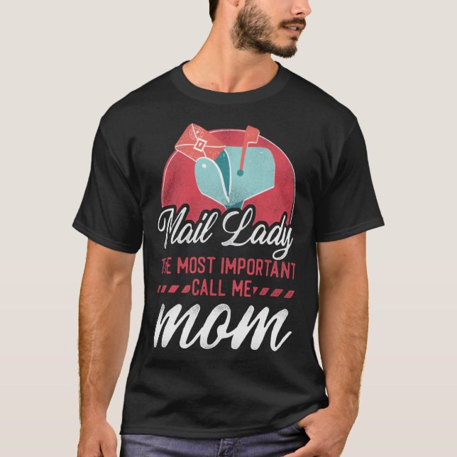 Camiseta Postman Mailman Mãe Algumas Pessoas Me Chamam De D (Frente)