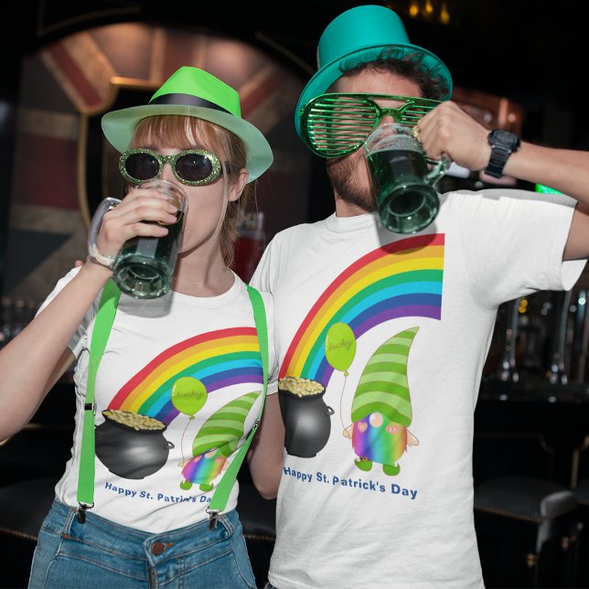 Camiseta Pote Rainbow Gnomo de Dia de São Patrício Dourado  (Rainbow Gnome Pot of Gold St Patricks Day Unisex T-Shirt)