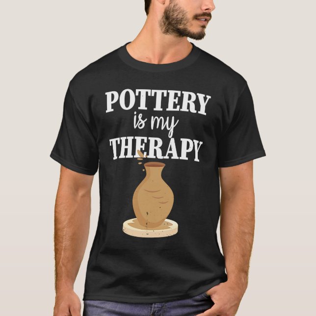 Camiseta Pottery Is My Therapy  Potter Ceramics Ceramicist  (Frente)