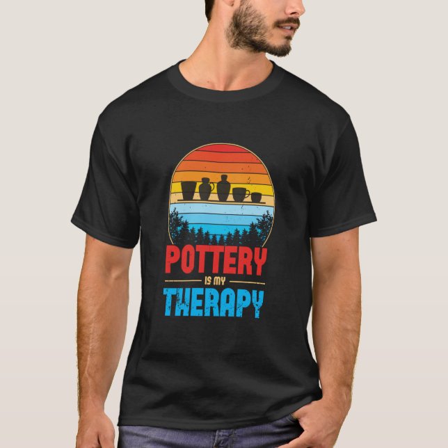 Camiseta Pottery Is My Therapy Potter Ceramics Ceramicist C (Frente)