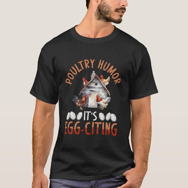 Camiseta Poultry Humor Its Egg-Citing Backprint Chicken (Frente)