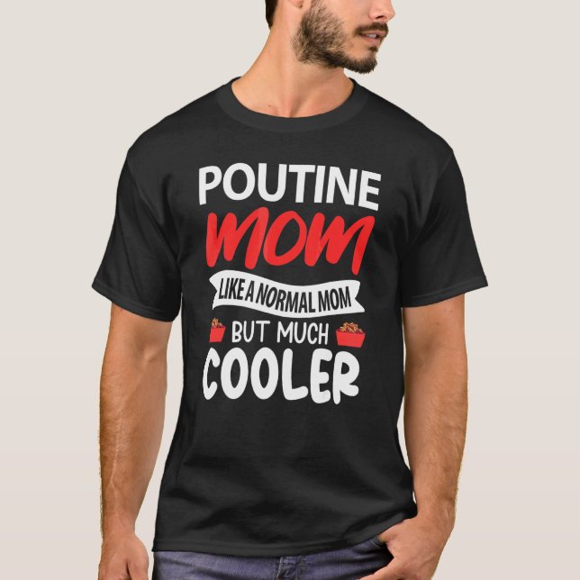 Camiseta Poutine Mãe Como Uma Mãe Normal Mas Muito Mais Leg (Frente)
