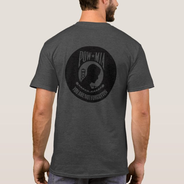 CAMISETA POW MIA VOCÊ NÃO ESTÁ ESQUECIDO DE MAGA GEAR (Verso)