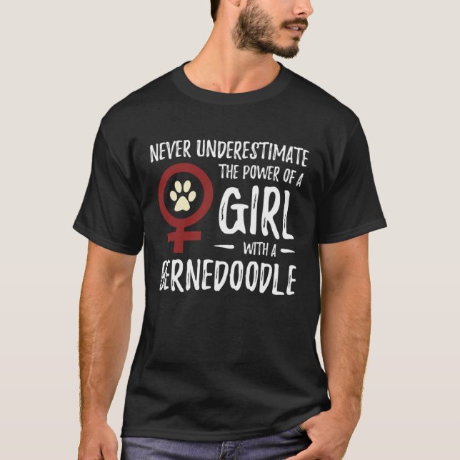 Camiseta Power of Girl Bernedoodle Feminist Dog Mom (Frente)