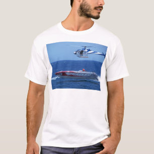 Camiseta Powerboat e helicóptero a pouca distância do mar