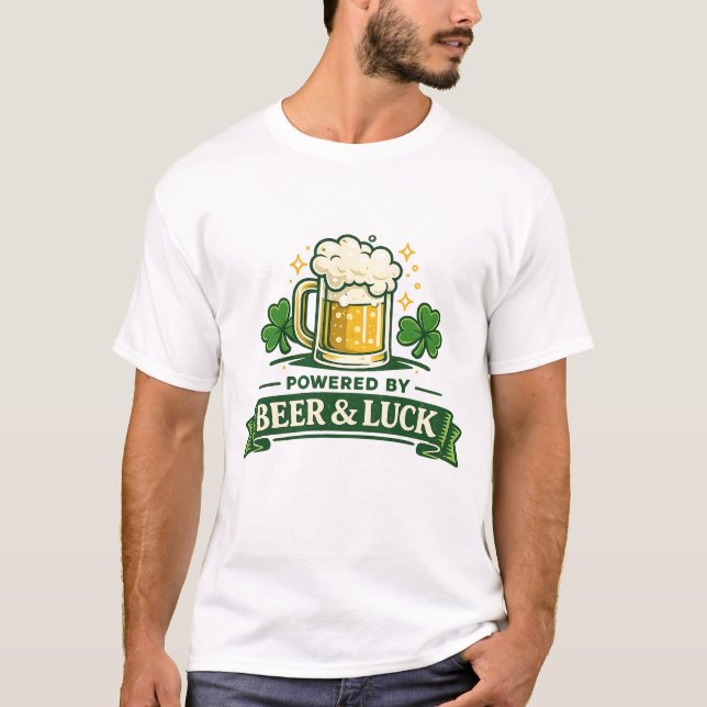 Camiseta Powered by Beer and Luck Funny St. Patrick’s Day  (Frente)