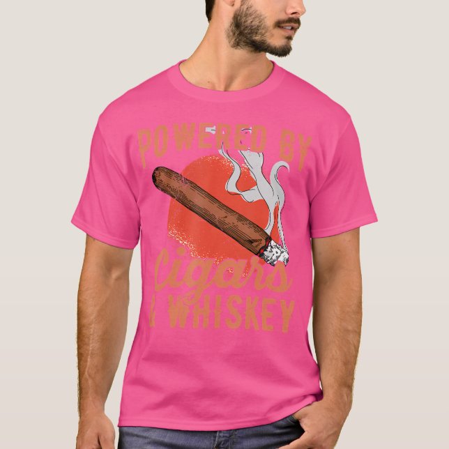 Camiseta Powered By Cigars Whiskey For A Cigar Expert (Frente)