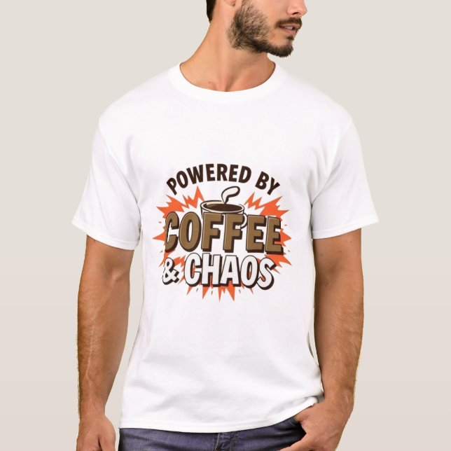 Camiseta Powered by Coffee & Chaos" - Engraçado Café (Frente)