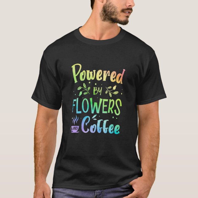 Camiseta Powered By Flowers And Coffe Gardening Botanical G (Frente)