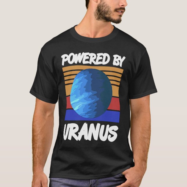 Camiseta Powered By URANUS Retro Solar System Planet Design (Frente)