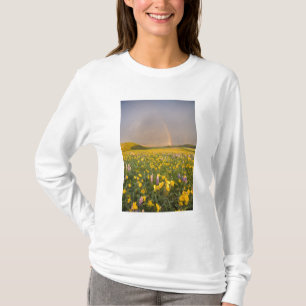 Camiseta Prado de flores silvestres espetacular ao nascer d