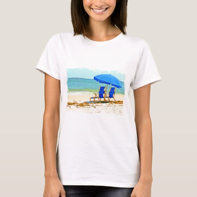 Camiseta Praia, guarda-chuva e cadeiras na costa (Frente)