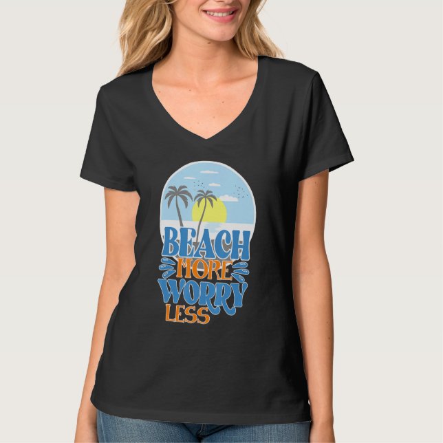 Camiseta Praia Mais Menos Preocupada Férias Essenciais (Frente)