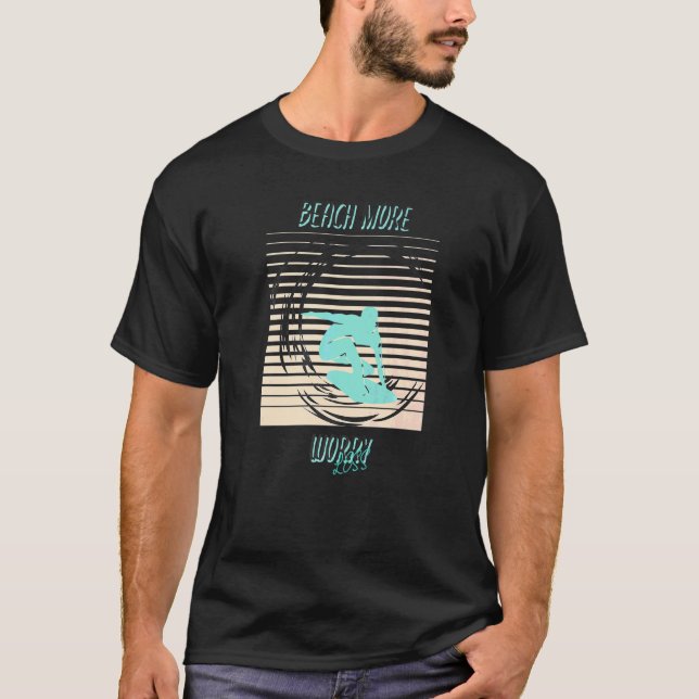 Camiseta Praia Mais Preocupada Menos Férias Víbias de Verão (Frente)