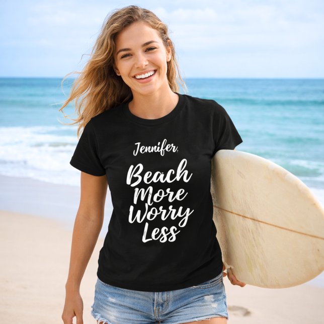 Camiseta Praia mais preocupada menos nome de citação preto (Criador carregado)