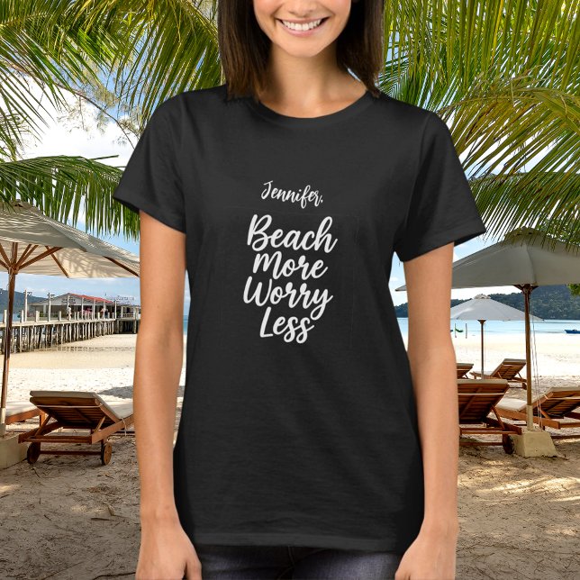 Camiseta Praia mais preocupada menos nome de citação preto (Criador carregado)