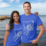 Camiseta Praia Personalizada do Caranguejo Azul Náutico leg<br><div class="desc">Celebre o verão, o oceano e a praia com este design de caranguejo azul náutico. Um caranguejo azul-rústico gravado ilustra-se contra um fundo com aspecto de linho brando. Acrescente o seu texto personalizado - monograma, nome da família, nome da casa de praia, ano estabelecido, etc. - ou, se preferir, basta...</div>