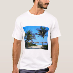 Camiseta Praia Sandy com Palmeiras e Vista Oceânica